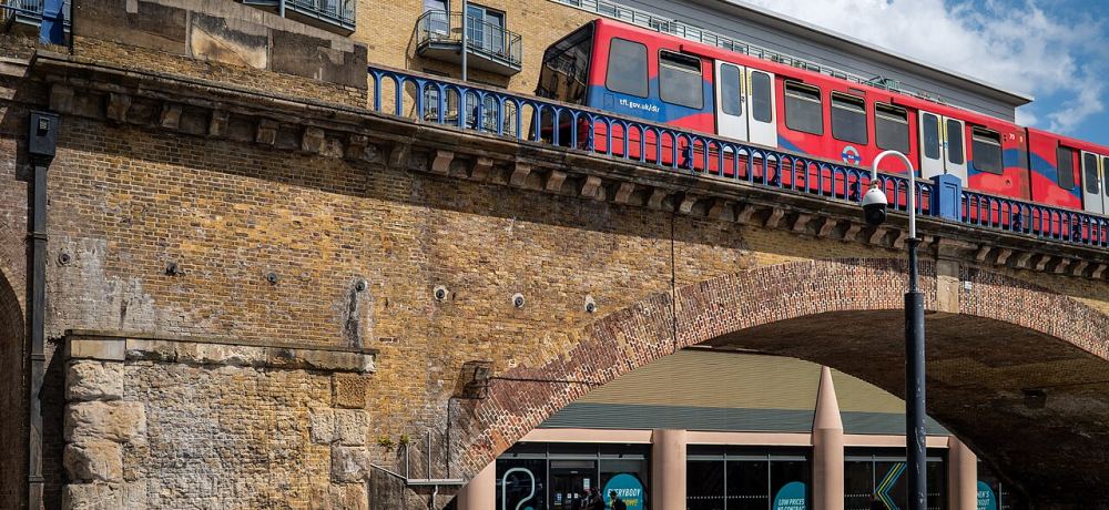 Docklands Light Railway — Light metro, driverless