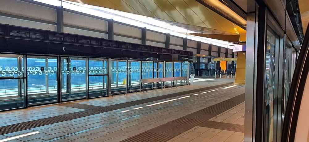 Airport people movers — Automated people mover